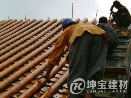 農村屋頂蓋琉璃瓦的坡度多少？多少錢一塊？安裝步驟是什么？